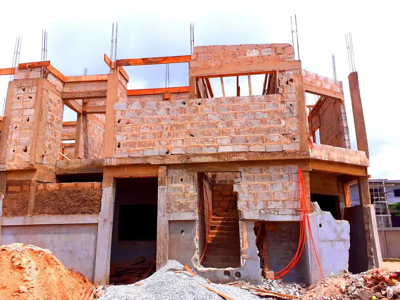 Immeuble en construction, structure en briques
