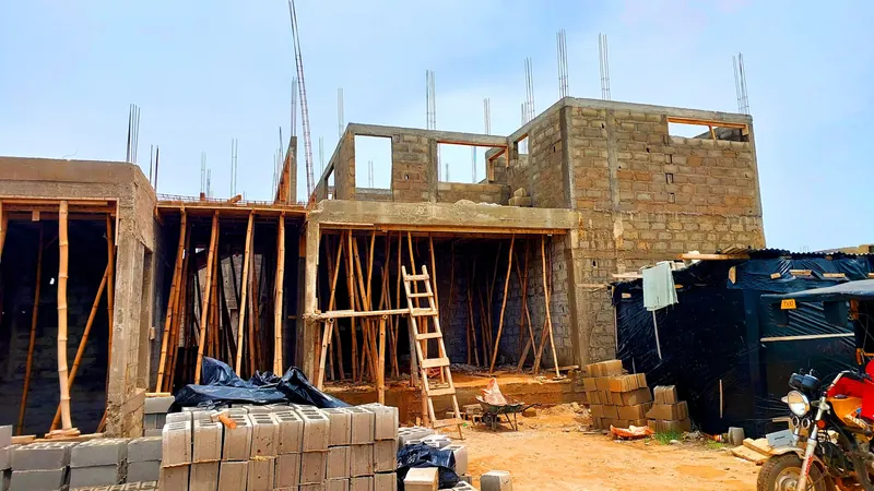 Chantier de gros œuvre avec étais en bois