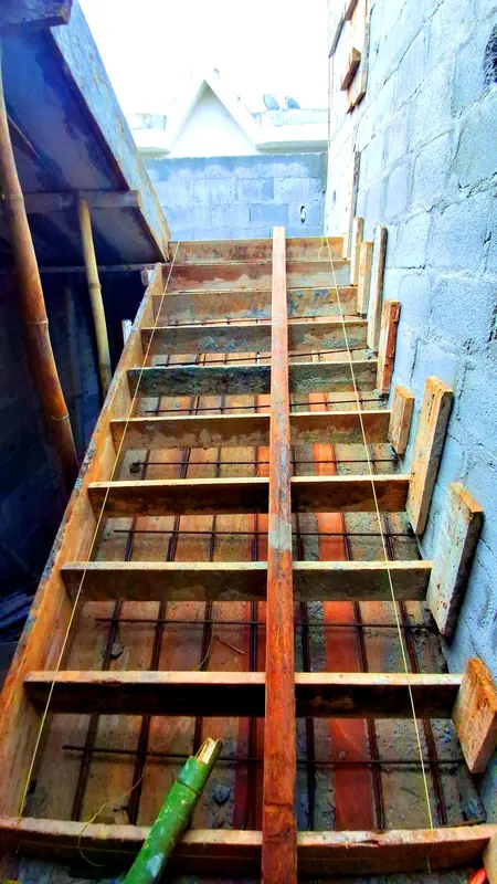 Escalier en béton en cours de coffrage – Gros œuvre