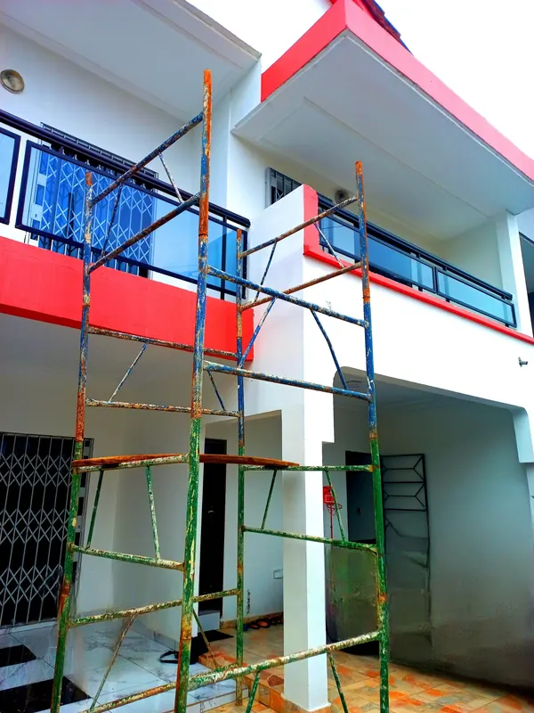 Façade avec échafaudage pendant les finitions