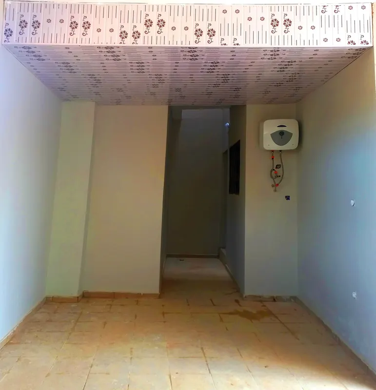 Pièce rénovée avec faux plafond décoré – Rénovation