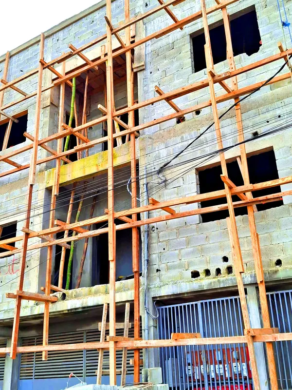 Immeuble en construction avec échafaudages – Gros œuvre