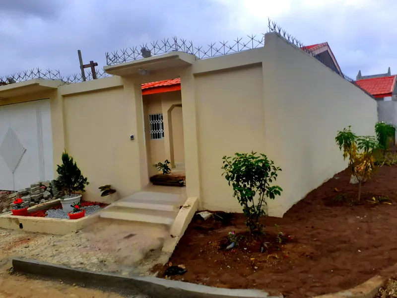 Villa avec mur de clôture et jardin – Construction livrée